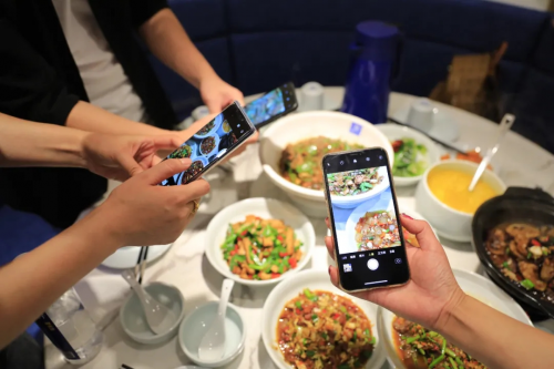 湘菜又出新黑马，他做小炒日翻台12次，逆势开出17家直营店！