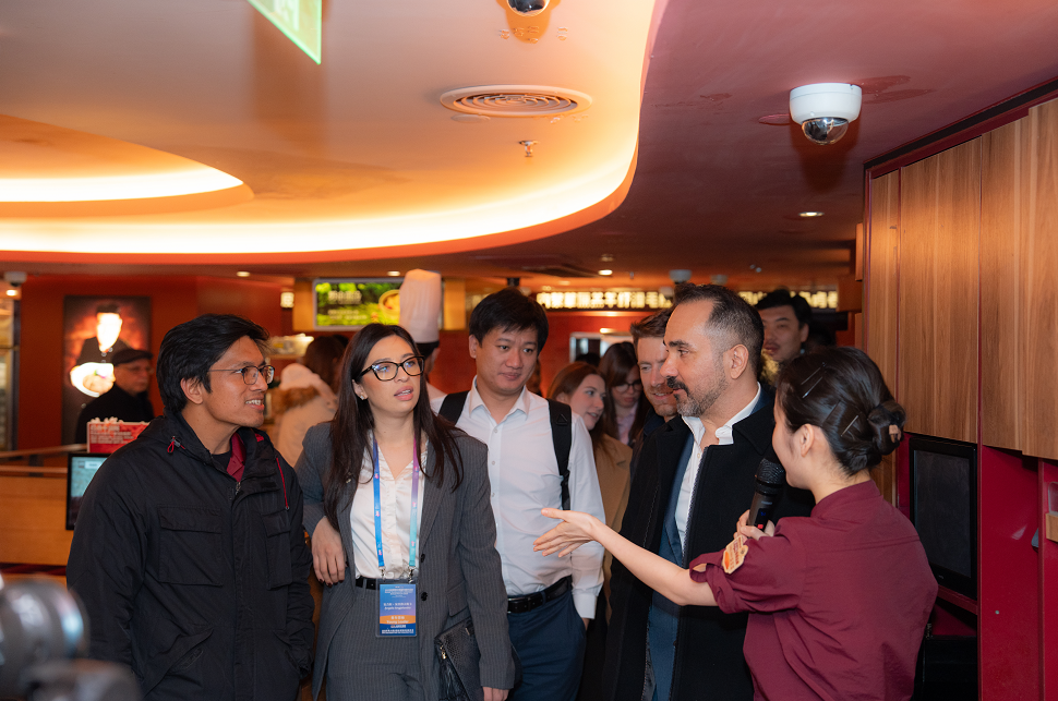 二十一国青年领袖齐聚北京 共品中国麻辣火锅文化盛宴